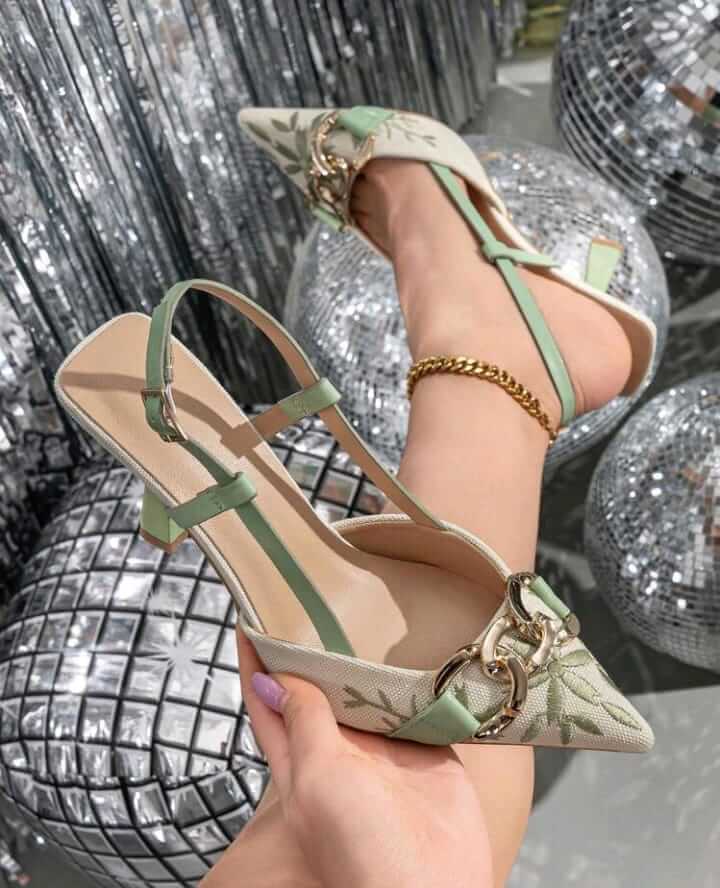 Sandália Slingback com Bico Fino